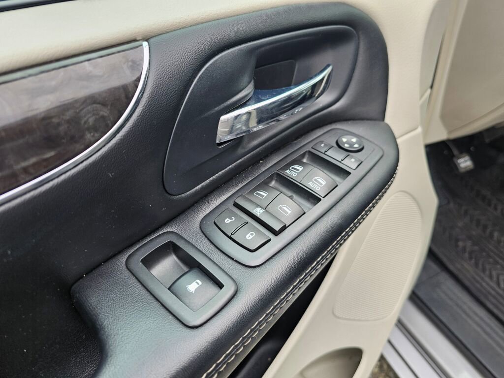 Used 2016 Chrysler Town & Country Touring image 28