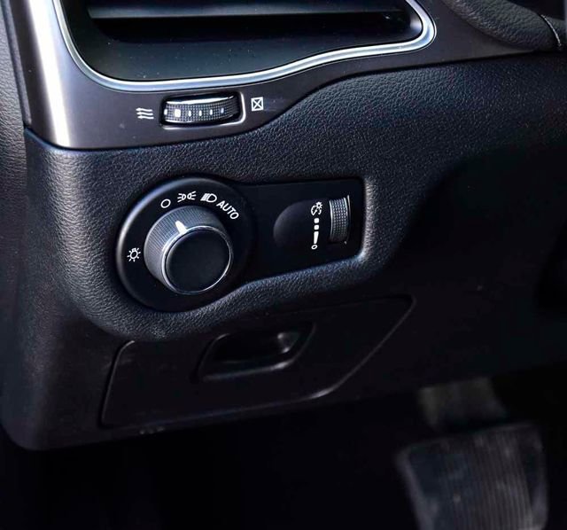 Used 2020 Jeep Cherokee Latitude w/ Cold Weather Group image 25