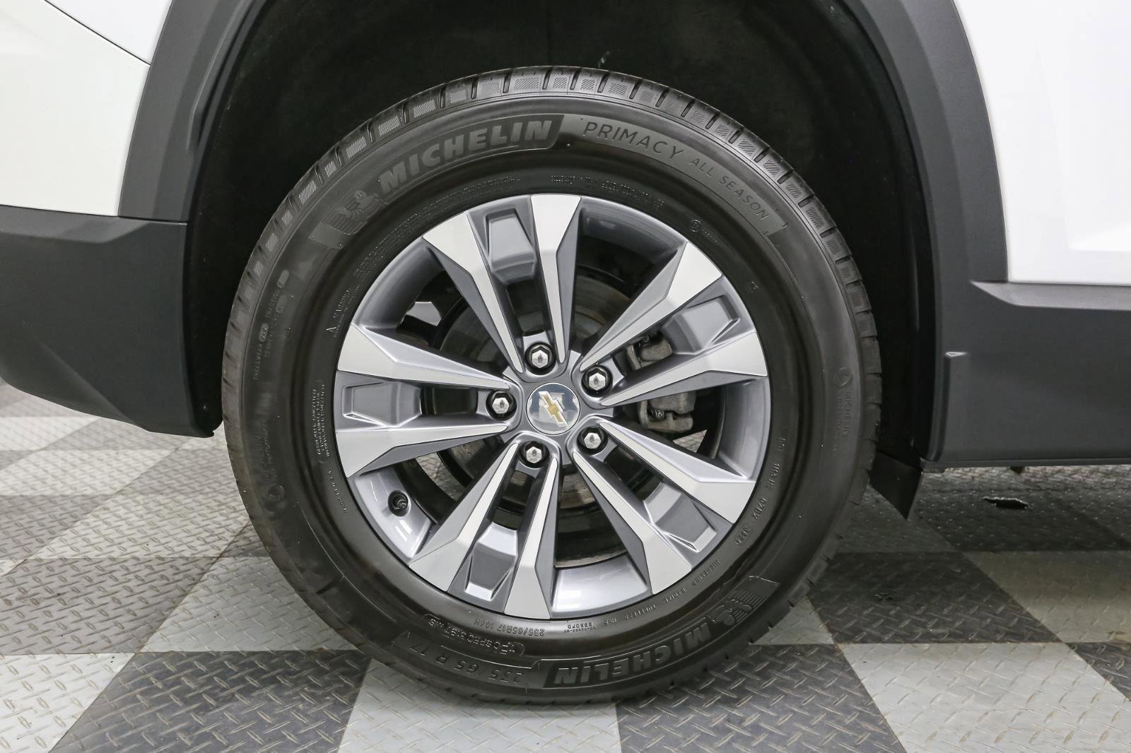 Used 2025 Chevrolet Equinox LT w/ Convenience Package II image 18