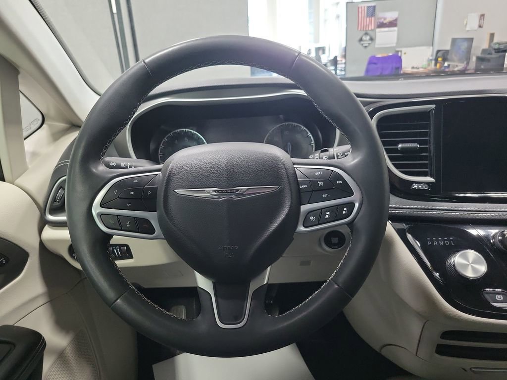Used 2022 Chrysler Pacifica Touring-L AWD/4WD image 33