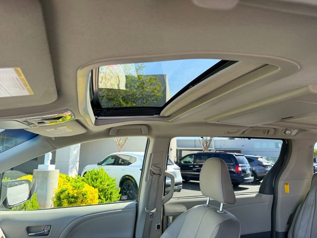 Used 2014 Toyota Sienna Limited w/ Limited Premium Package image 25