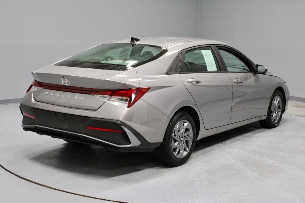 Used 2024 Hyundai Elantra SEL FWD image 12