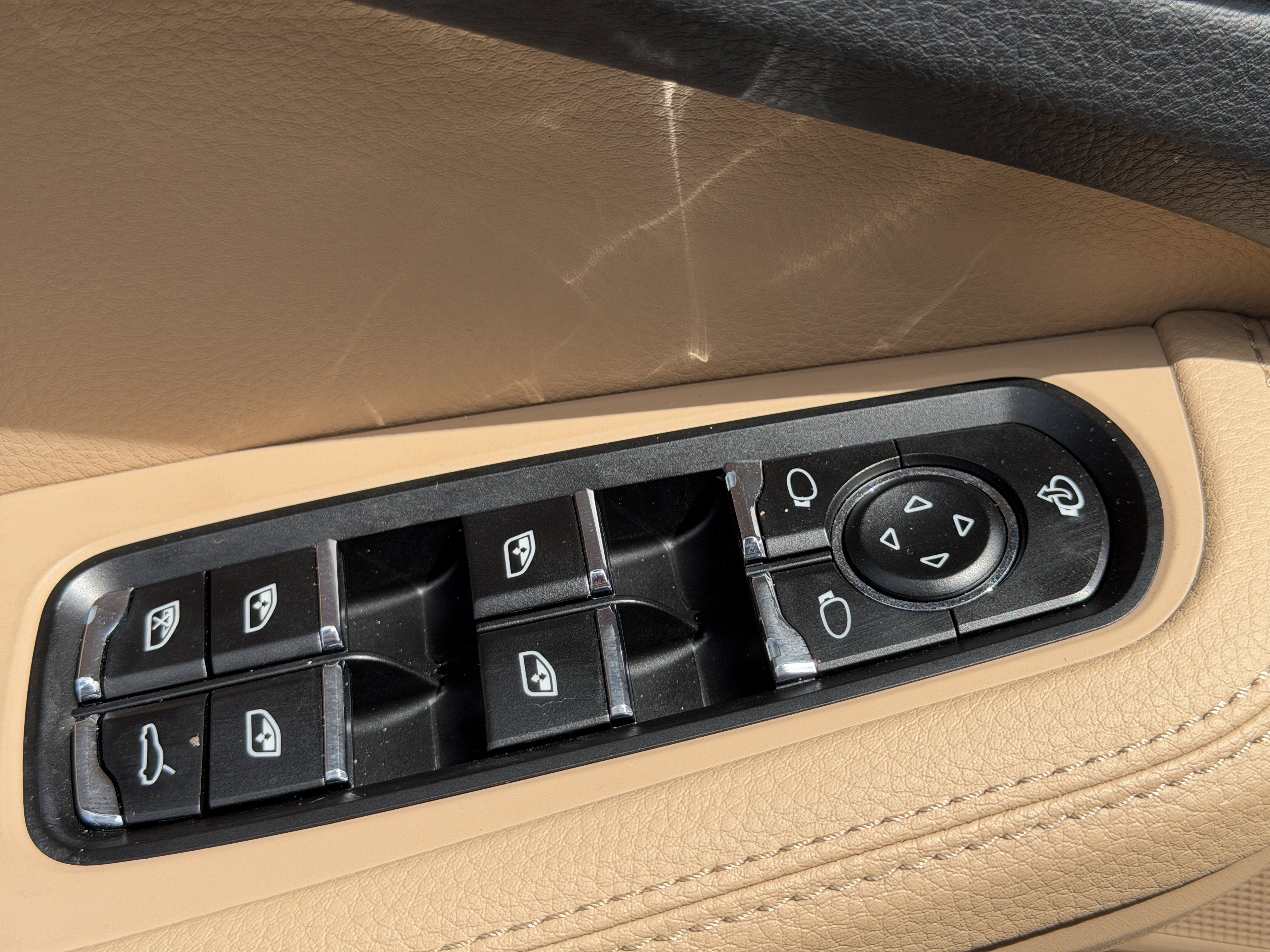 Certified 2025 Porsche Macan AWD/4WD image 24