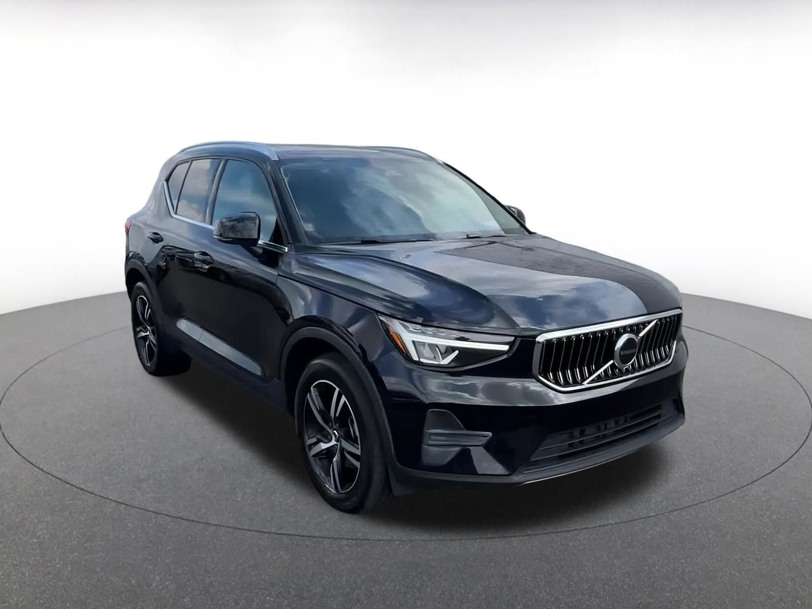 Used 2024 Volvo XC40 B5 Core image 3