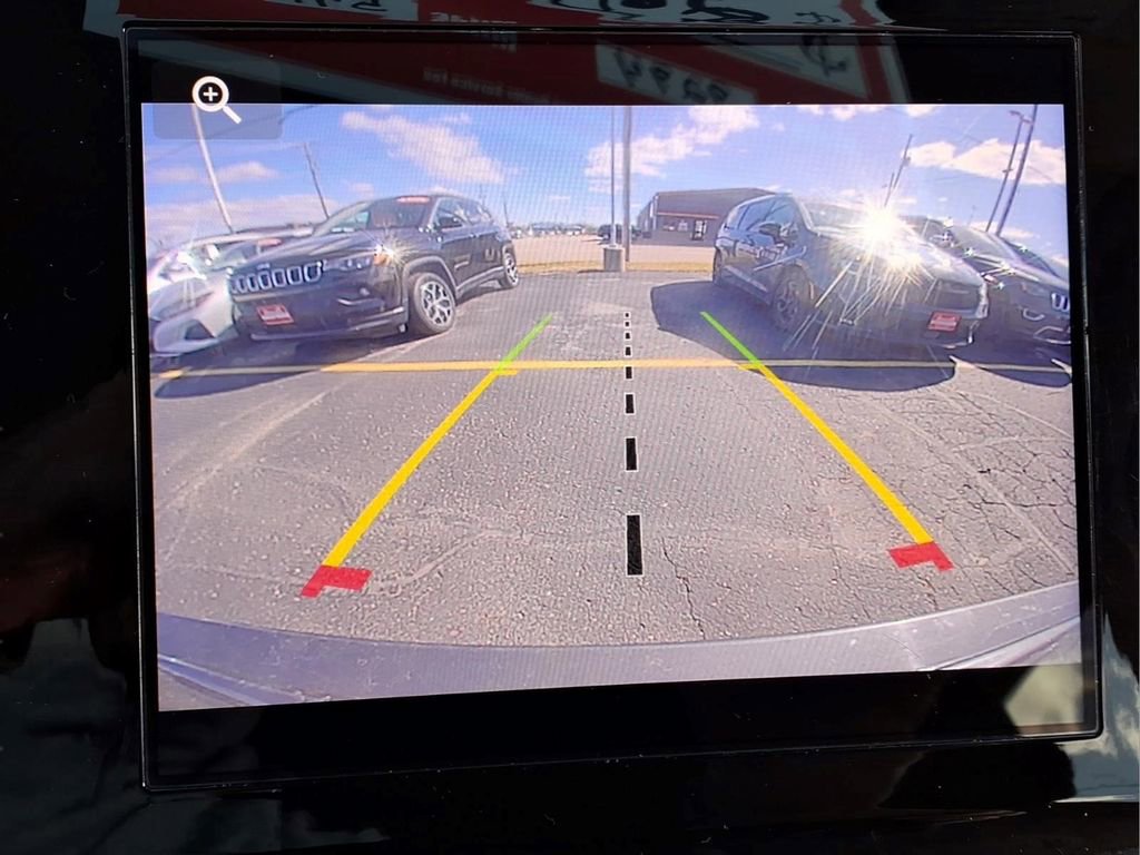 Used 2023 Jeep Grand Cherokee Laredo image 9