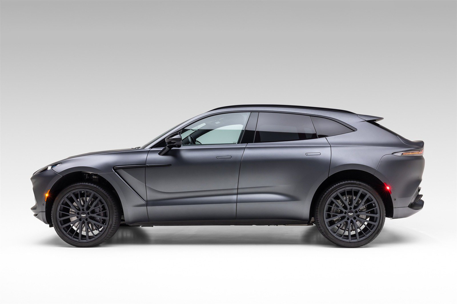 Used 2022 Aston Martin DBX AWD/4WD image 4