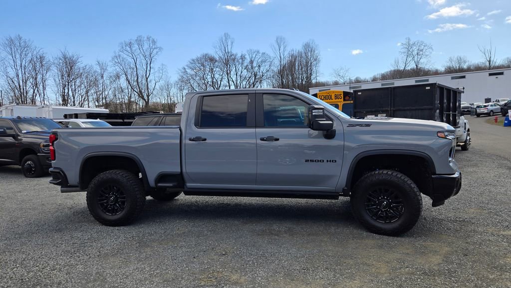 Used 2024 Chevrolet Silverado 2500 ZR2 w/ Technology Package image 2