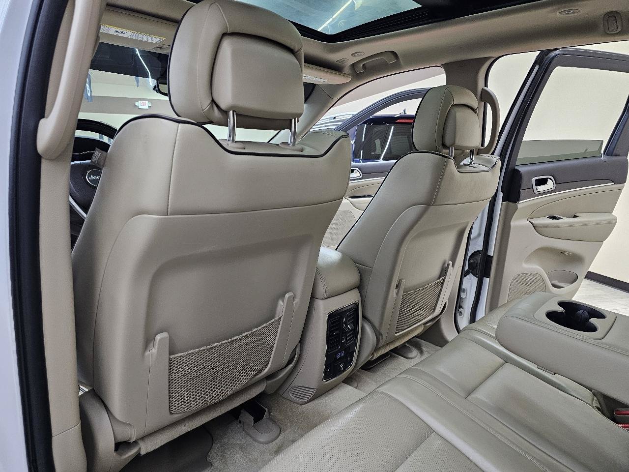 Used 2018 Jeep Grand Cherokee Overland RWD image 27