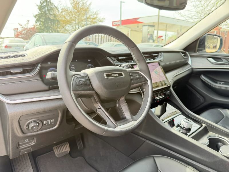 Used 2024 Jeep Grand Cherokee Limited image 12