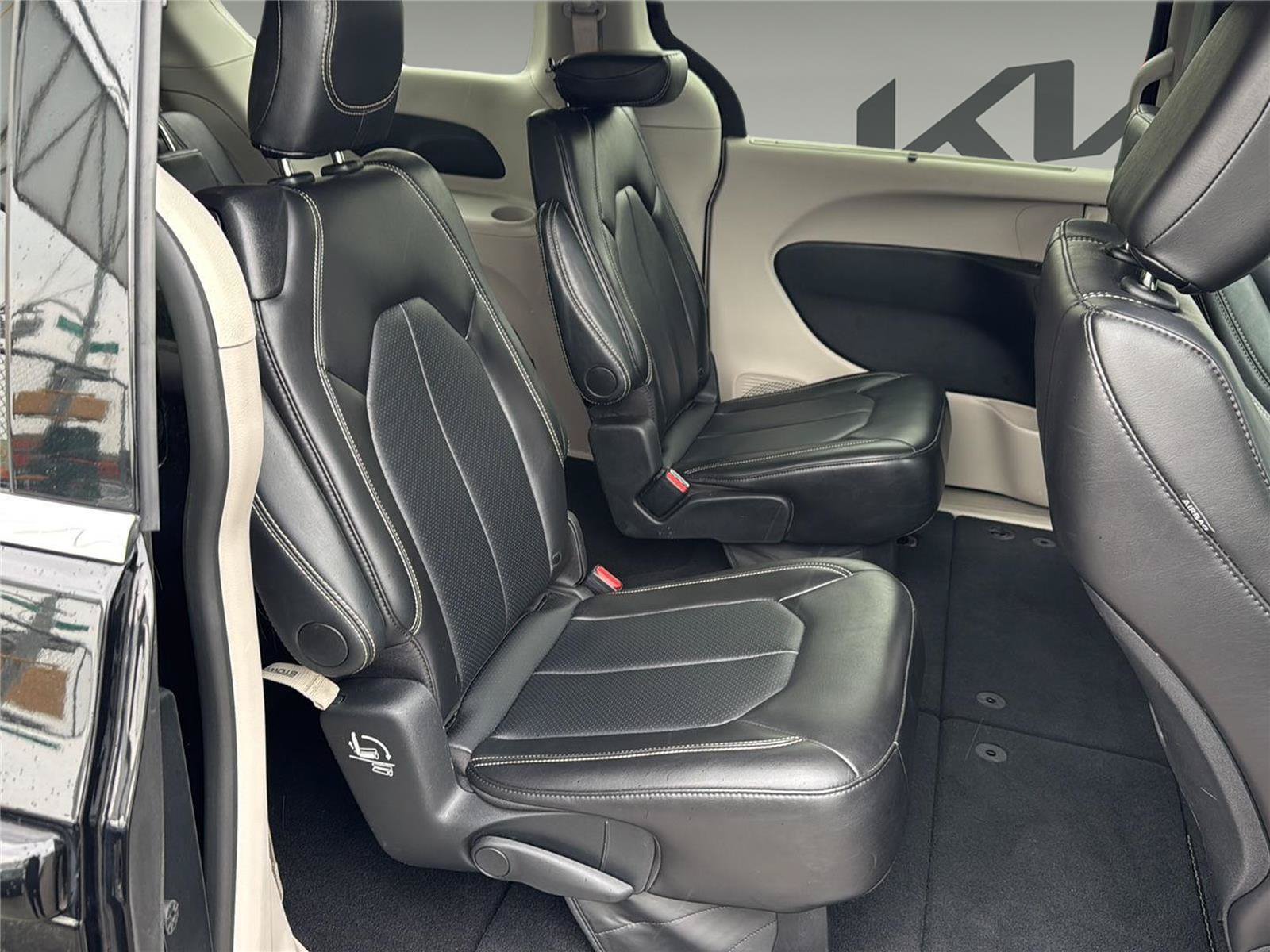 Used 2024 Chrysler Pacifica Touring-L FWD image 28