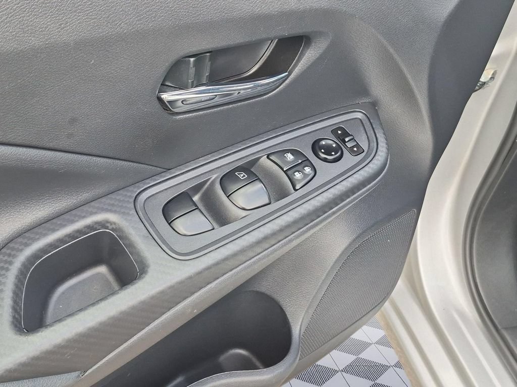 Used 2025 Nissan Versa SV FWD image 11