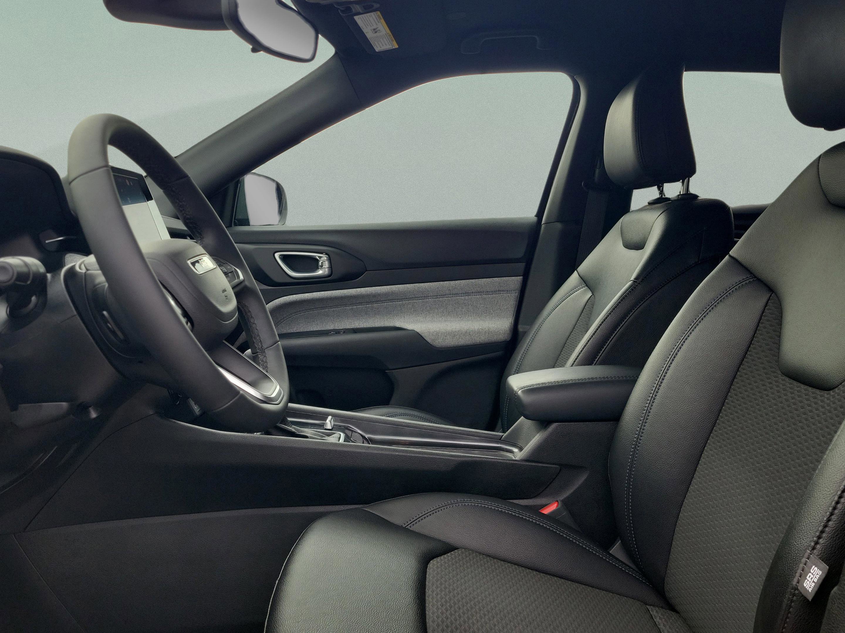 Used 2025 Jeep Compass Latitude image 16