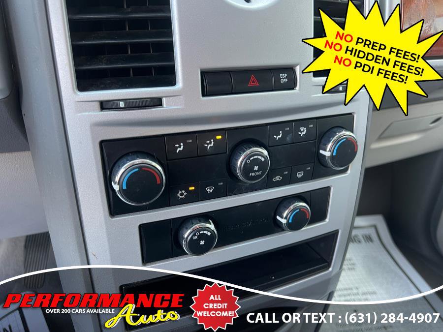 Used 2009 Chrysler Town & Country Touring image 17