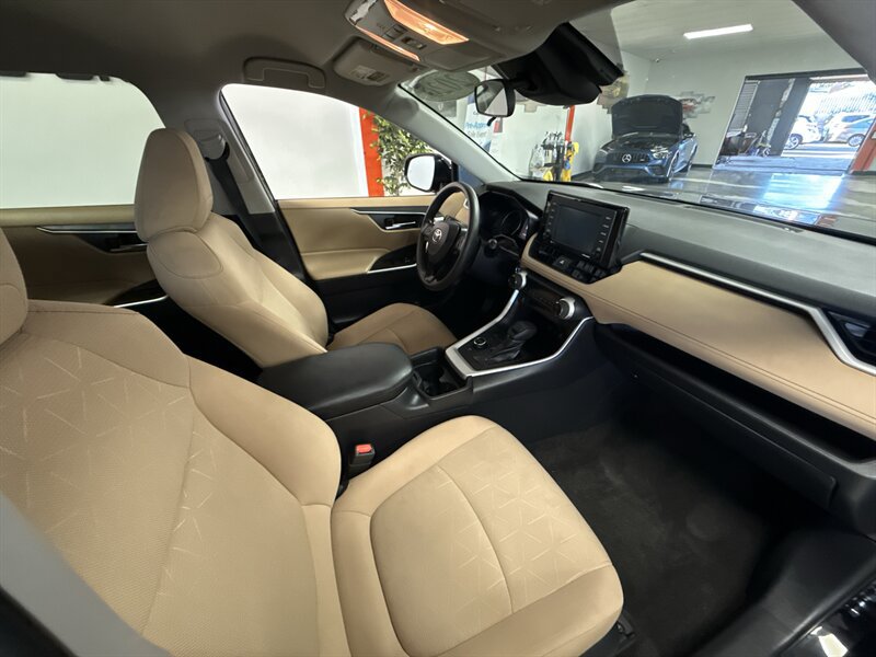 Used 2020 Toyota RAV4 XLE AWD/4WD image 21