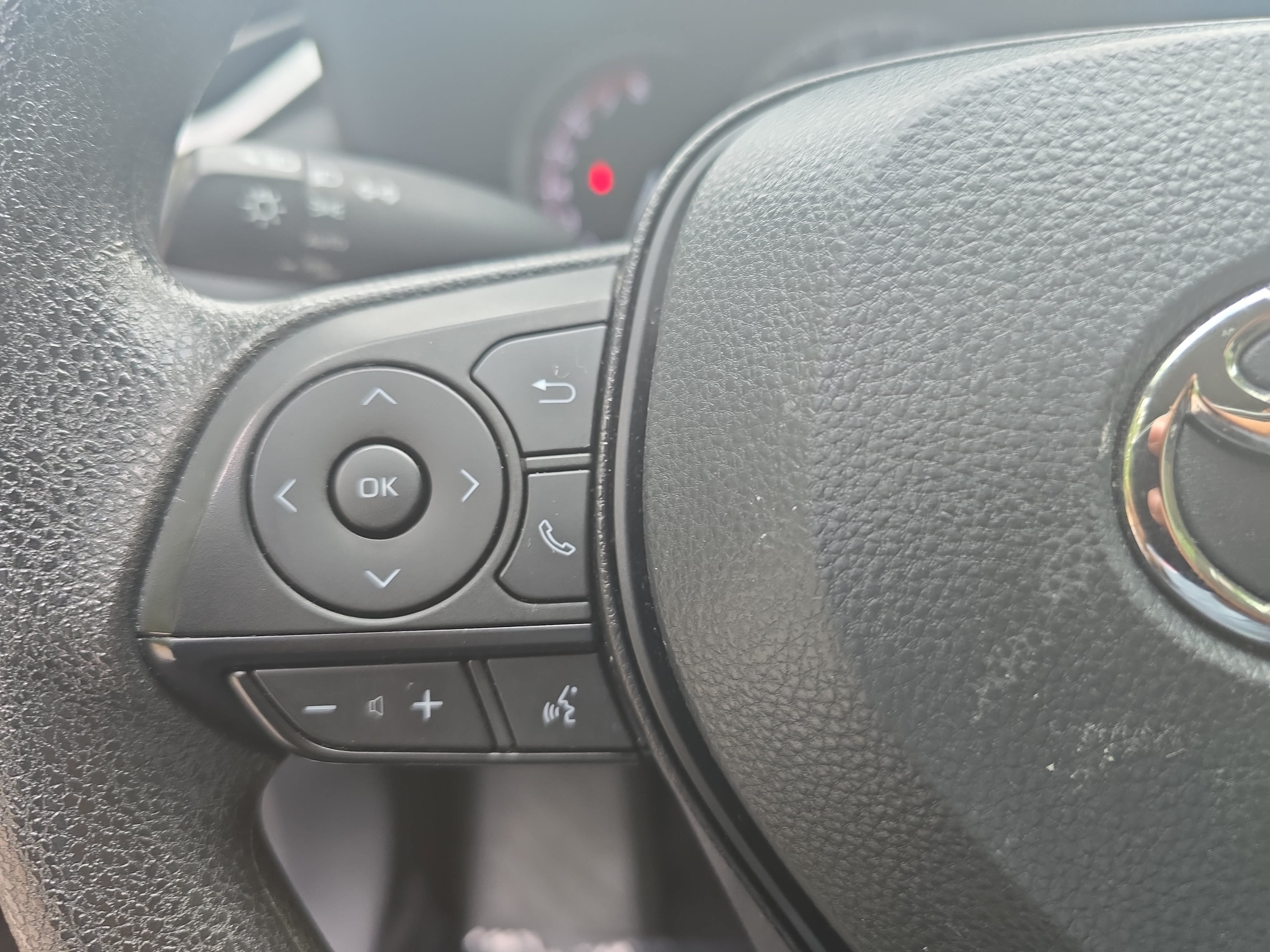 Used 2025 Toyota RAV4 XLE FWD image 16