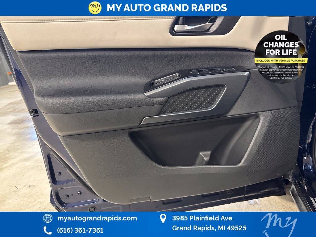 Used 2025 Nissan Pathfinder SL AWD/4WD image 10