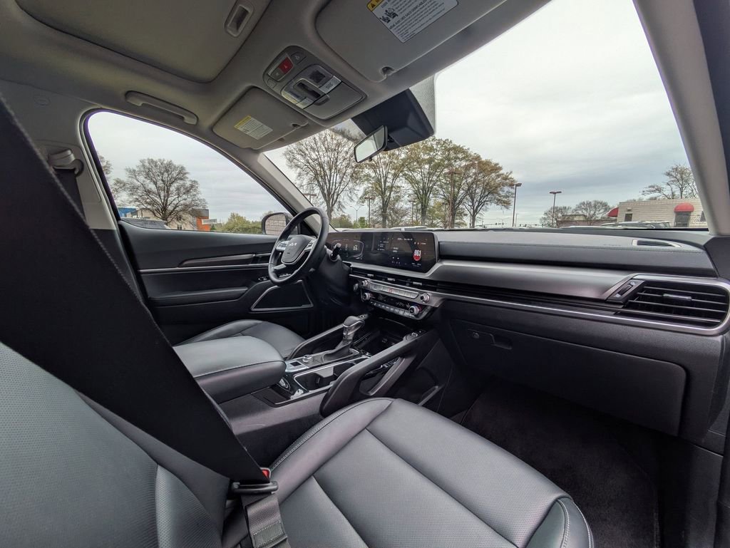 Used 2025 Kia Telluride S image 32