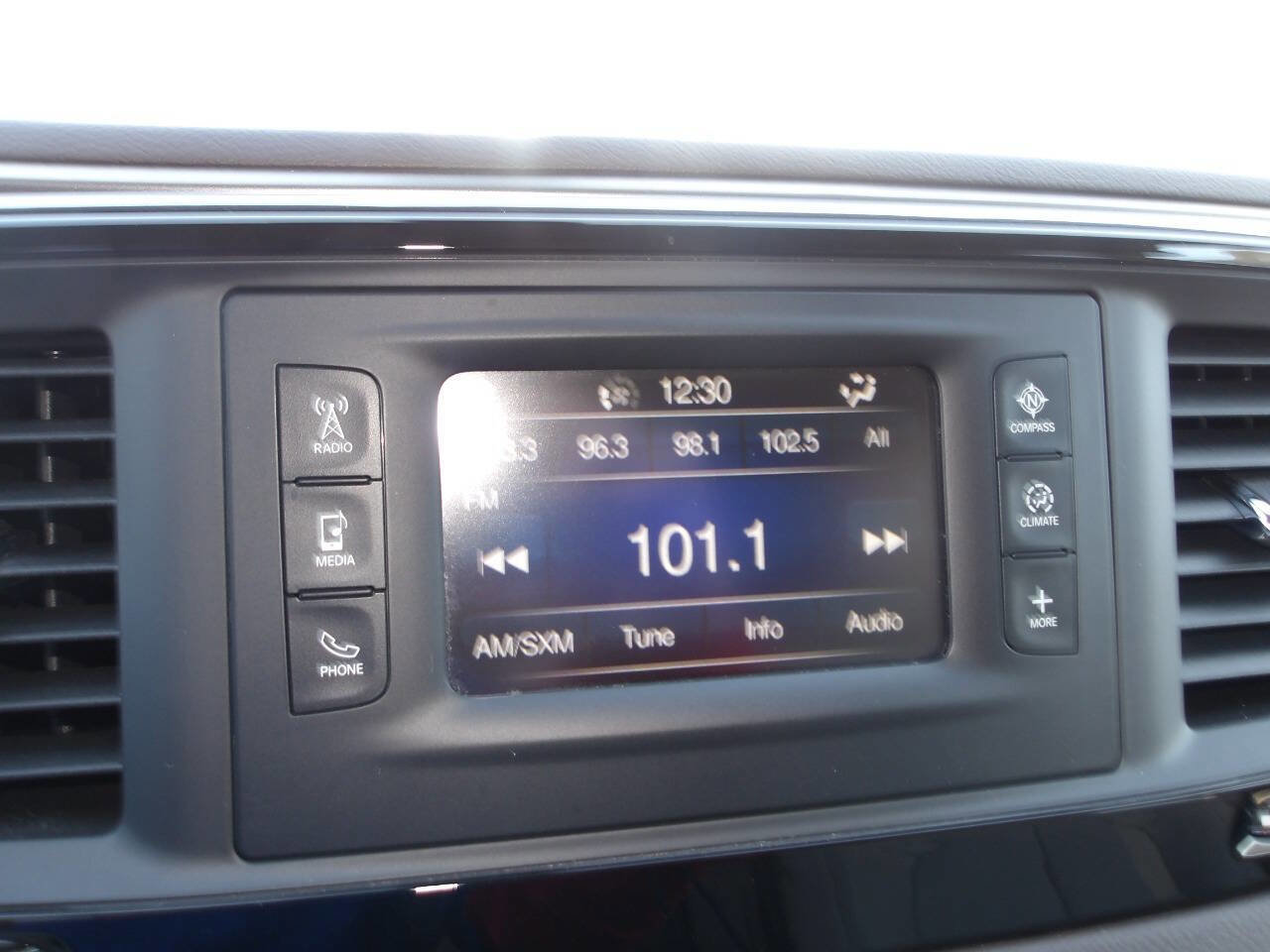 Used 2017 Chrysler Pacifica Touring-L FWD image 13