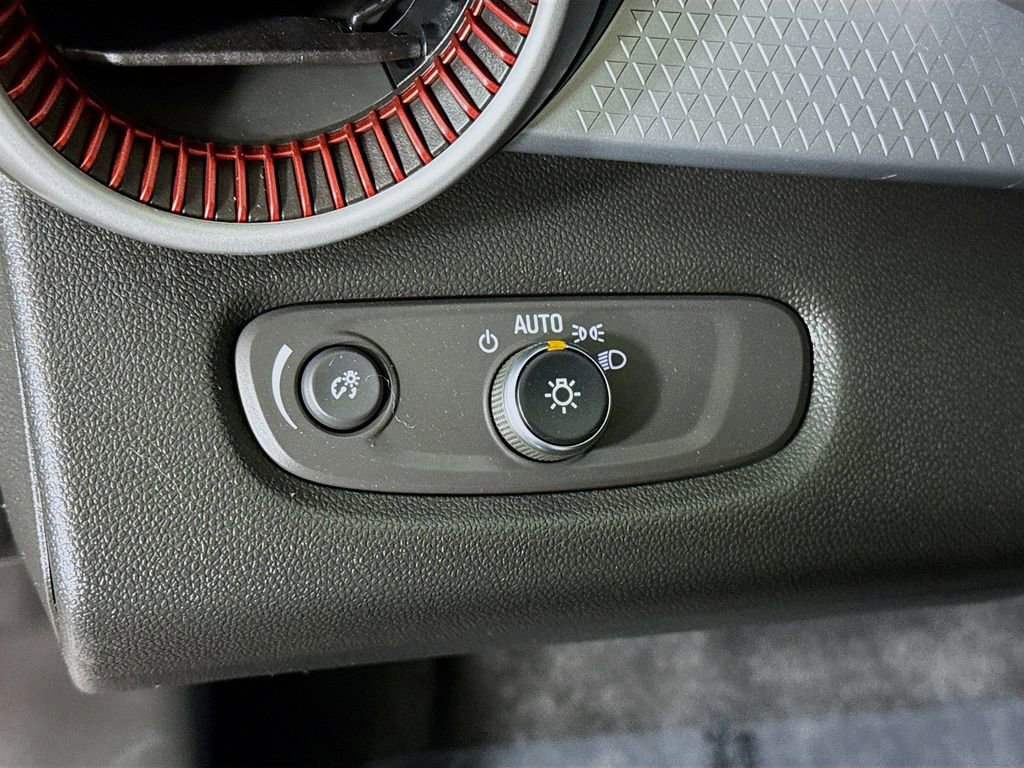 Used 2025 Chevrolet Trax RS w/ Sunroof Package image 19