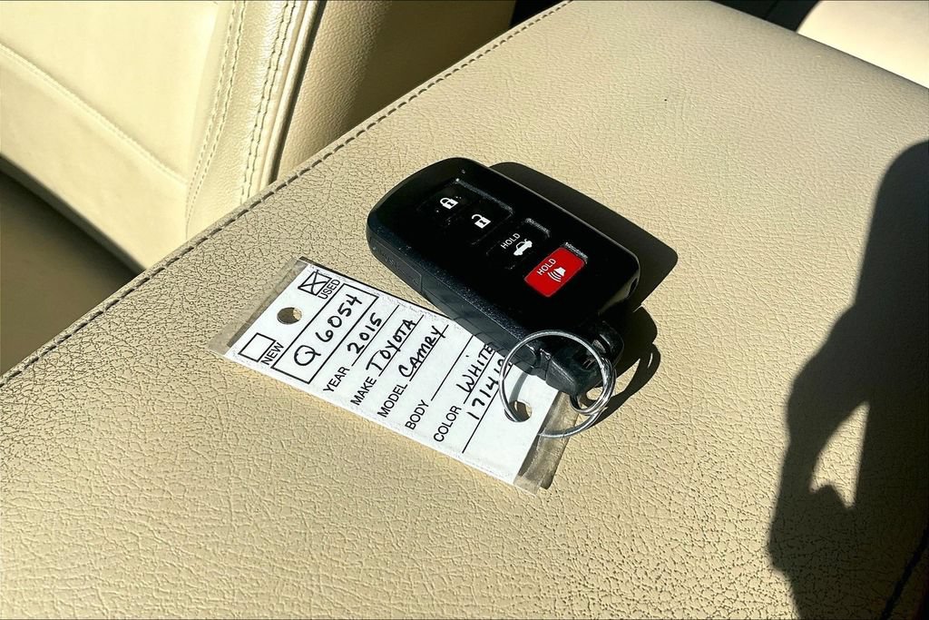 Used 2015 Toyota Camry XLE w/ Moonroof Package FWD image 11