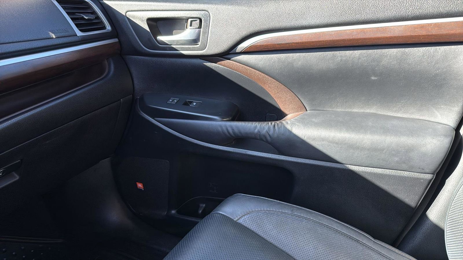 Used 2015 Toyota Highlander Limited image 24