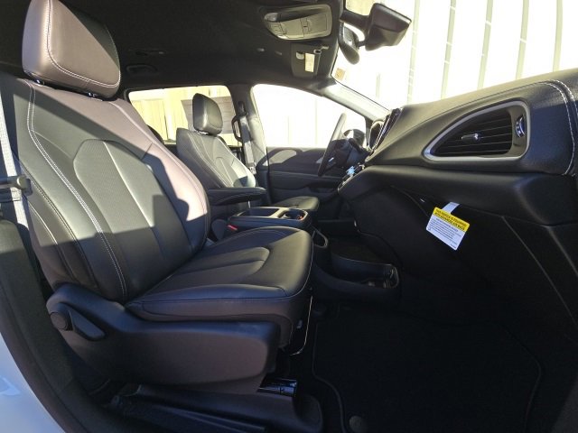 New 2026 Chrysler Pacifica Select image 9