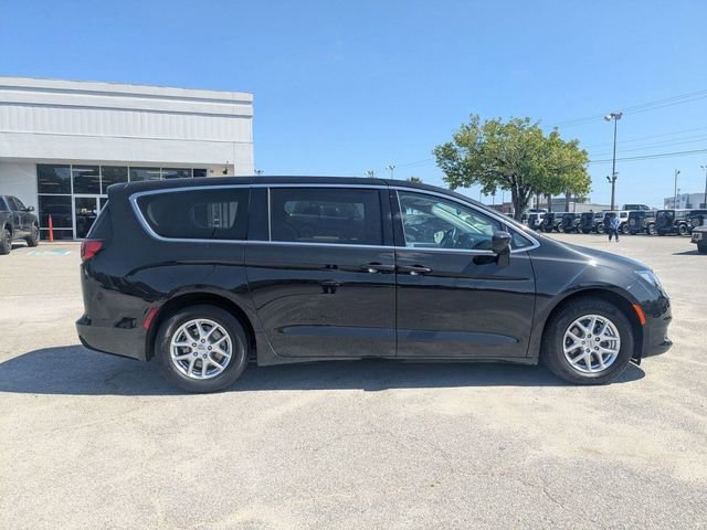 Used 2021 Chrysler Voyager LX image 9