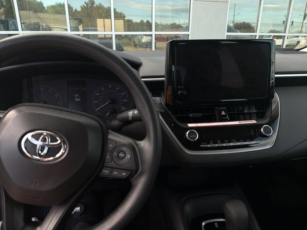 Used 2025 Toyota Corolla LE FWD image 7