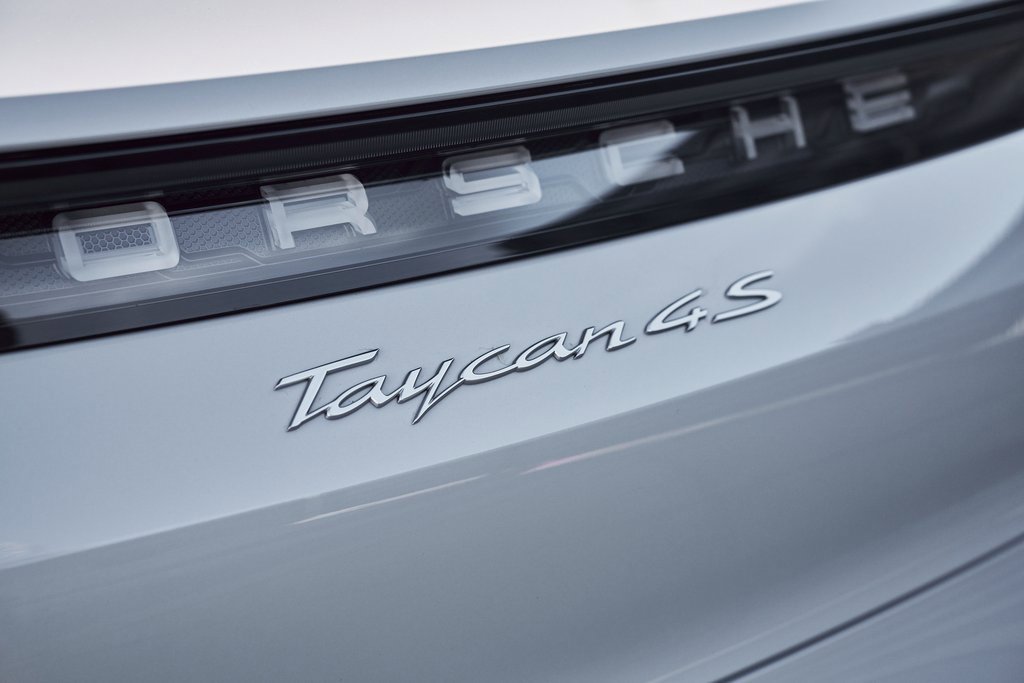 Used 2023 Porsche Taycan 4S w/ Premium Package image 9