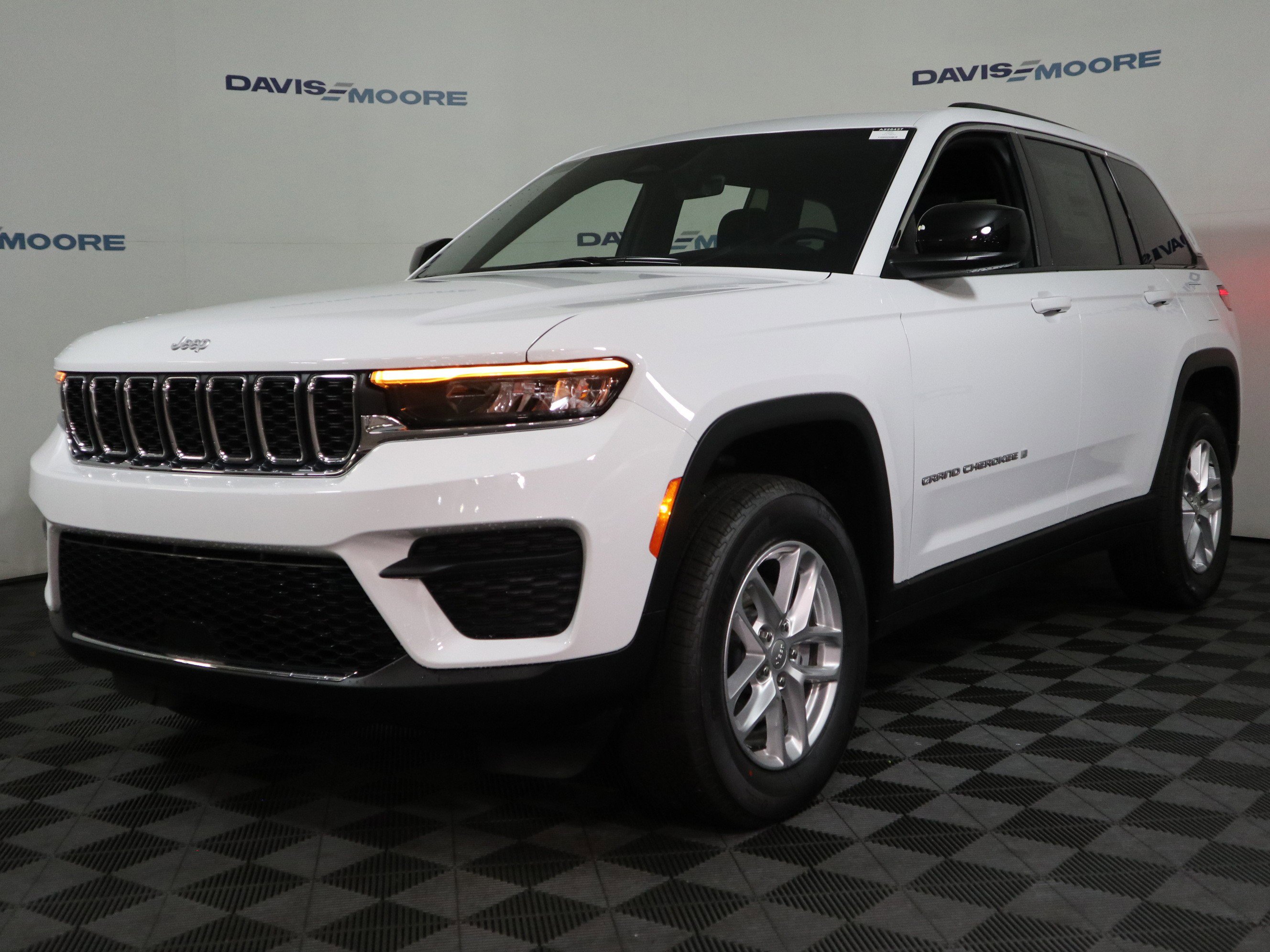 New 2026 Jeep Grand Cherokee Laredo X AWD/4WD image 12
