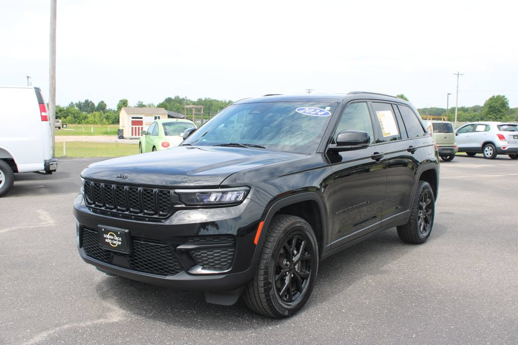Used 2024 Jeep Grand Cherokee Altitude AWD/4WD image 4