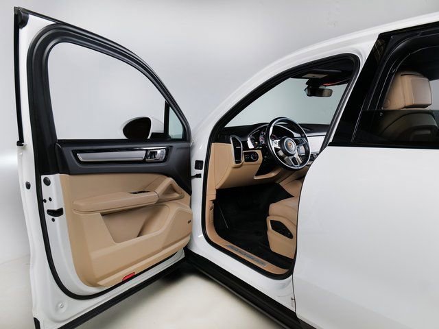 Certified 2023 Porsche Cayenne Platinum Edition image 27