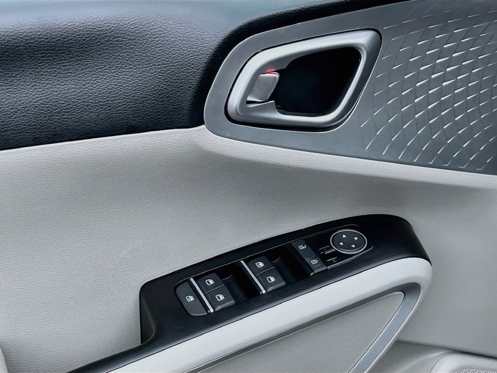 Certified 2025 Kia Soul LX w/ LX Technology Package FWD image 12