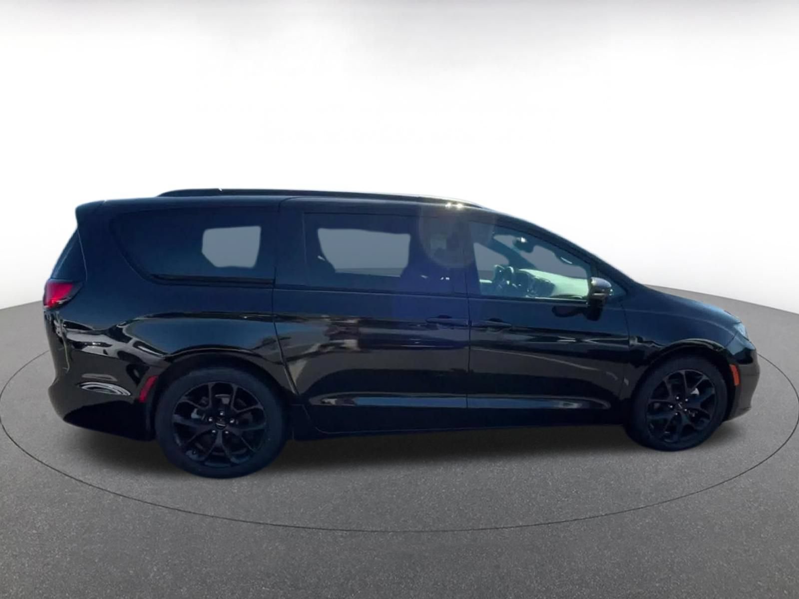 Used 2025 Chrysler Pacifica Limited FWD image 15