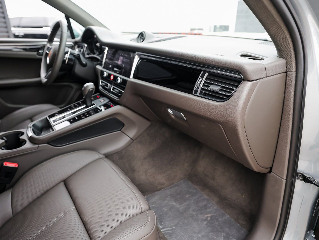 Certified 2025 Porsche Macan image 29