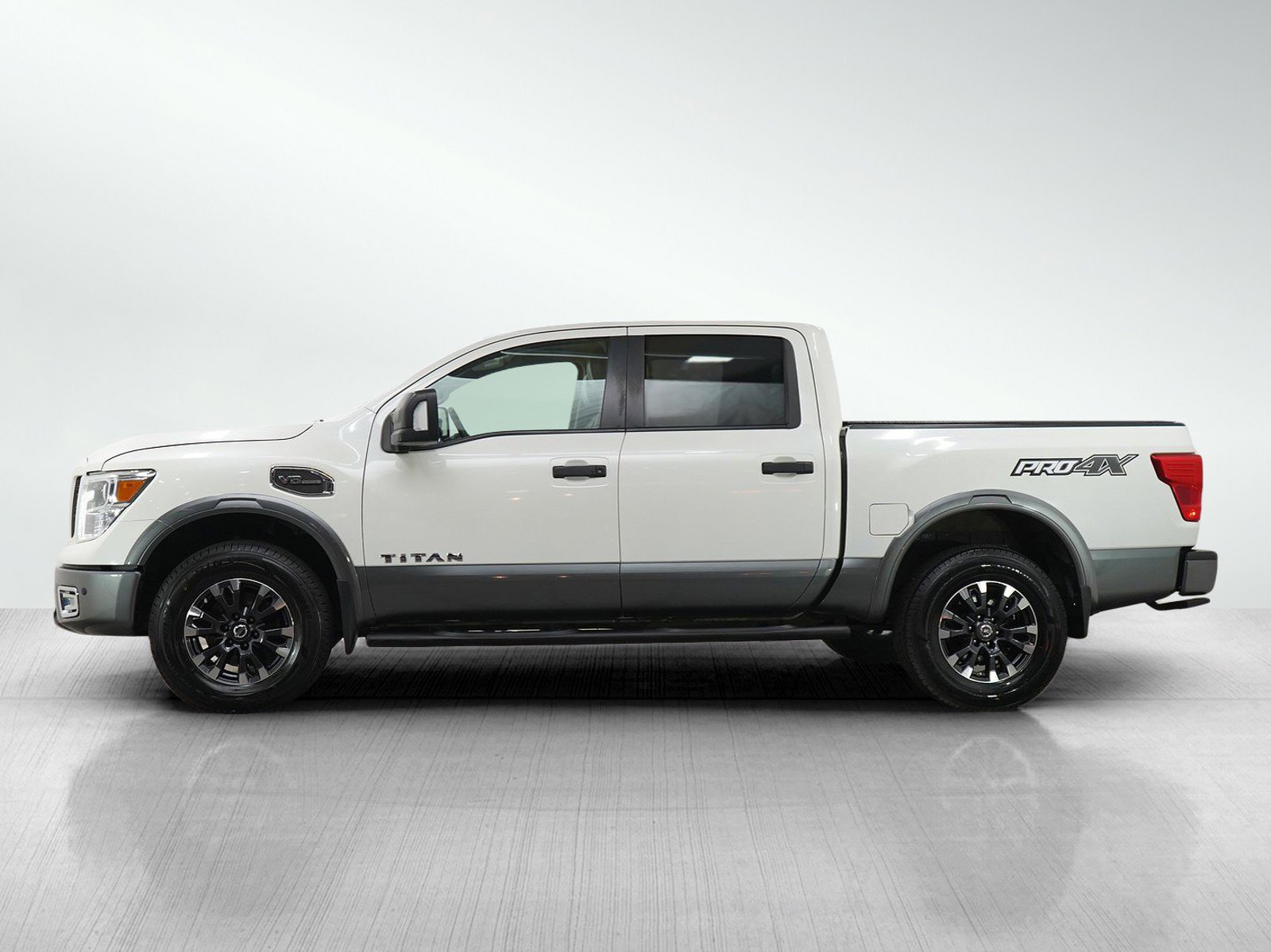 Used 2017 Nissan Titan PRO-4X AWD/4WD image 2