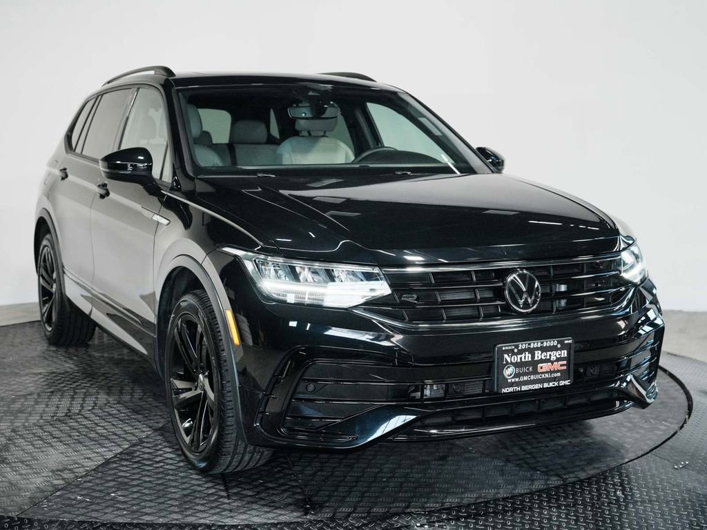 Used 2023 Volkswagen Tiguan SE R-Line AWD/4WD image 3