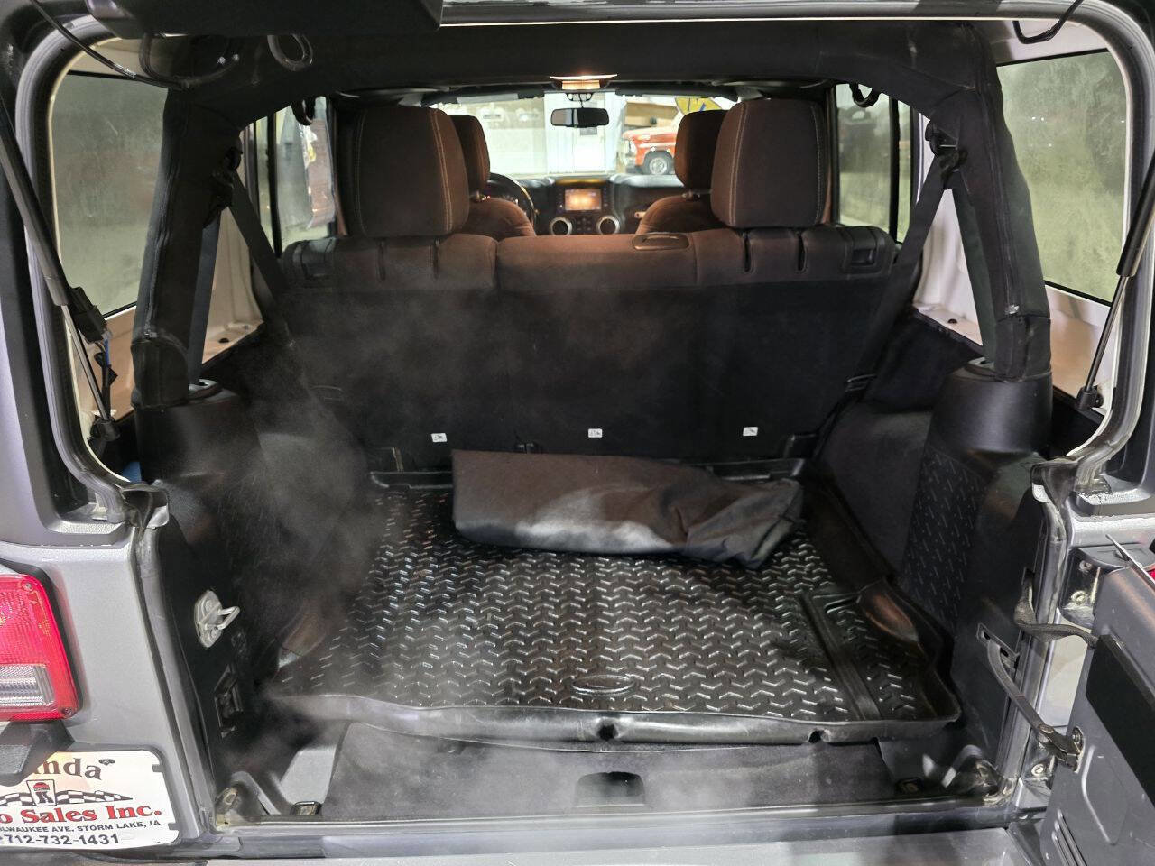 Used 2017 Jeep Wrangler Unlimited Sahara w/ Connectivity Group image 30