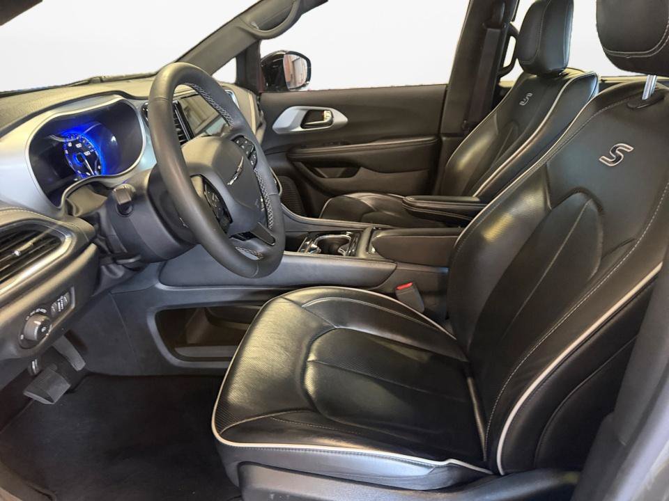 Used 2025 Chrysler Pacifica Limited FWD image 11