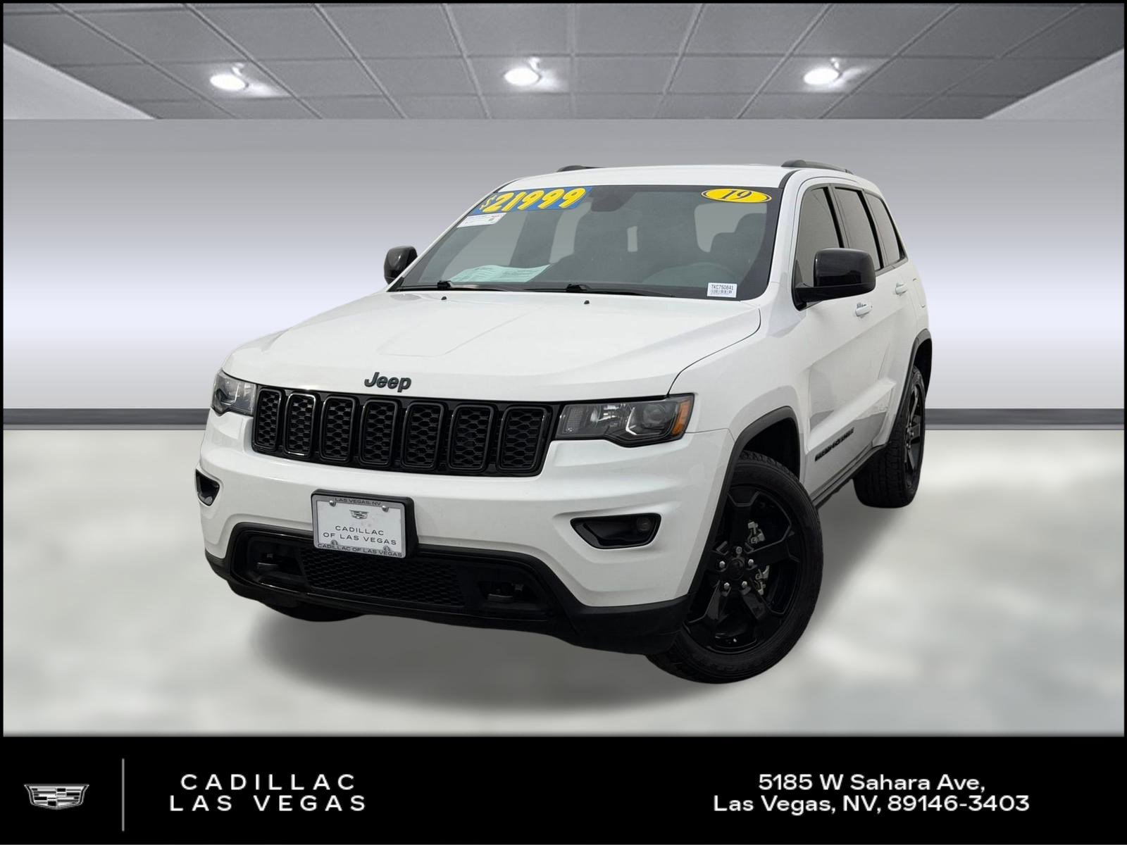 Used 2019 Jeep Grand Cherokee Laredo image 1