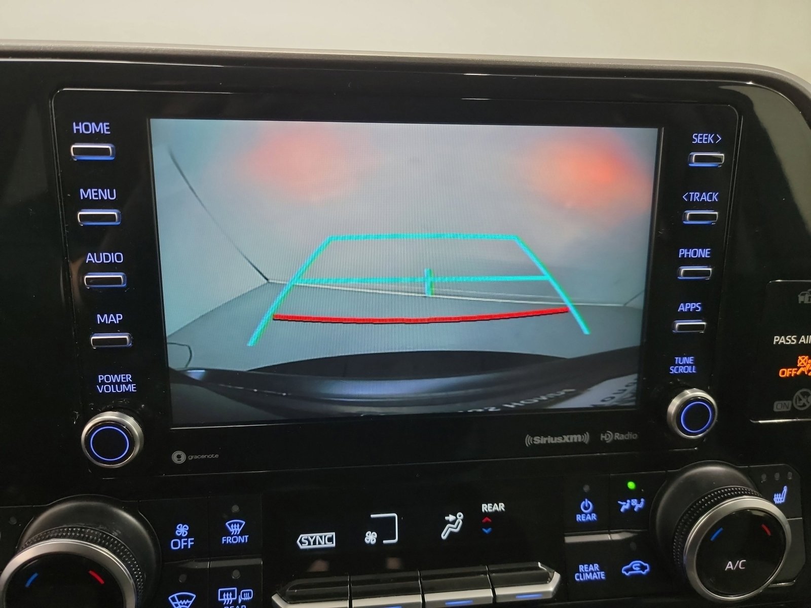 Used 2020 Toyota Highlander XLE AWD/4WD image 23
