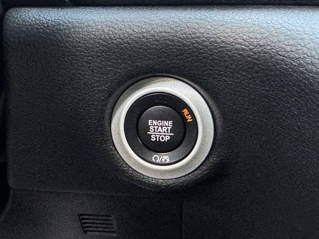 Used 2025 Chrysler Pacifica Limited FWD image 23