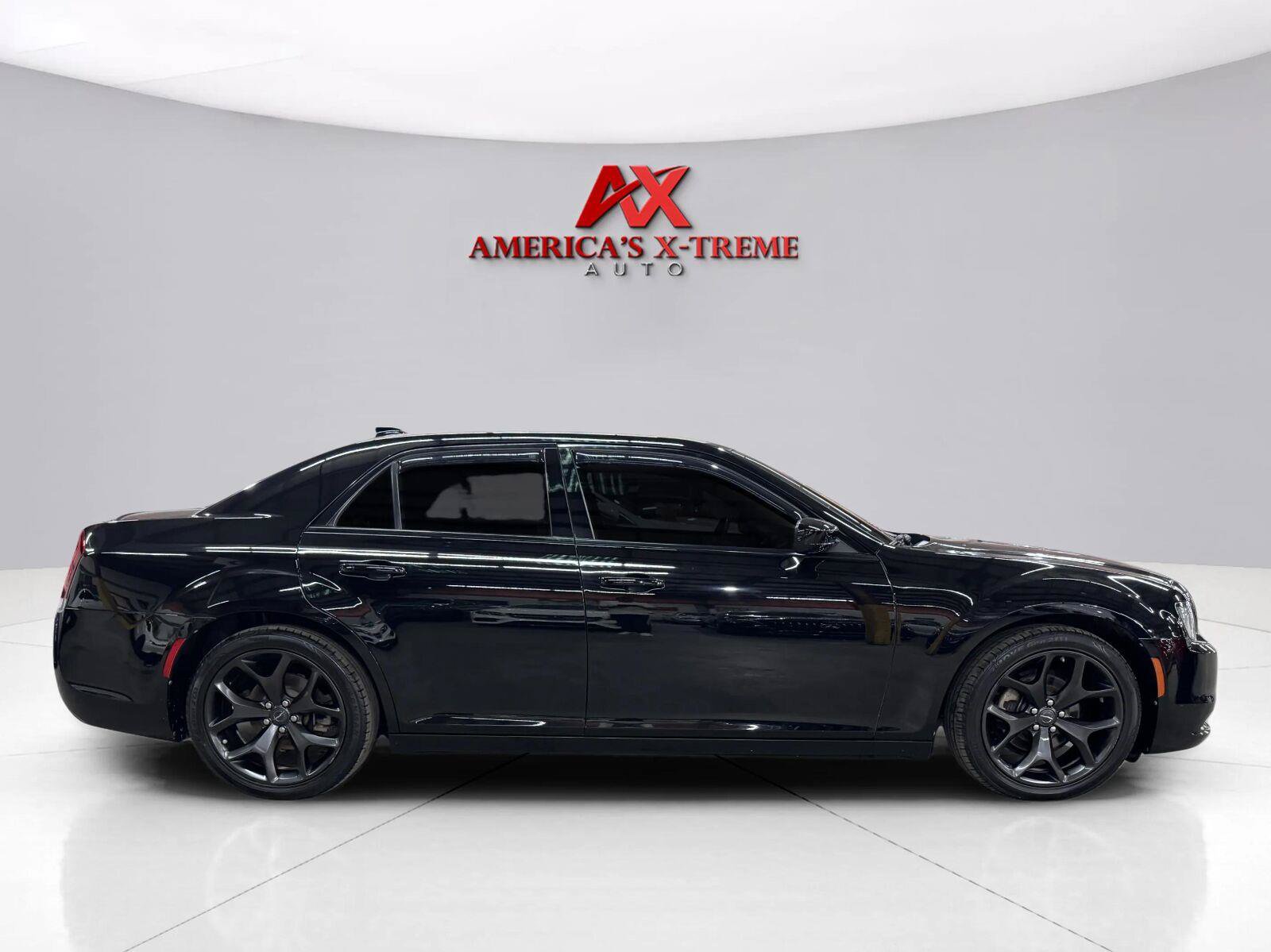 Used 2022 Chrysler 300 Touring w/ Sport Appearance Package RWD image 9