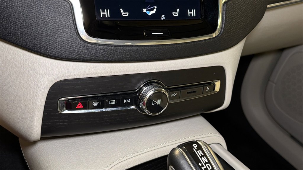 Used 2020 Volvo XC90 T6 Momentum w/ Protection Package Premier image 32