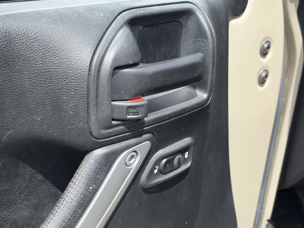 Used 2018 Jeep Wrangler Unlimited Rubicon w/ Connectivity Group AWD/4WD image 11