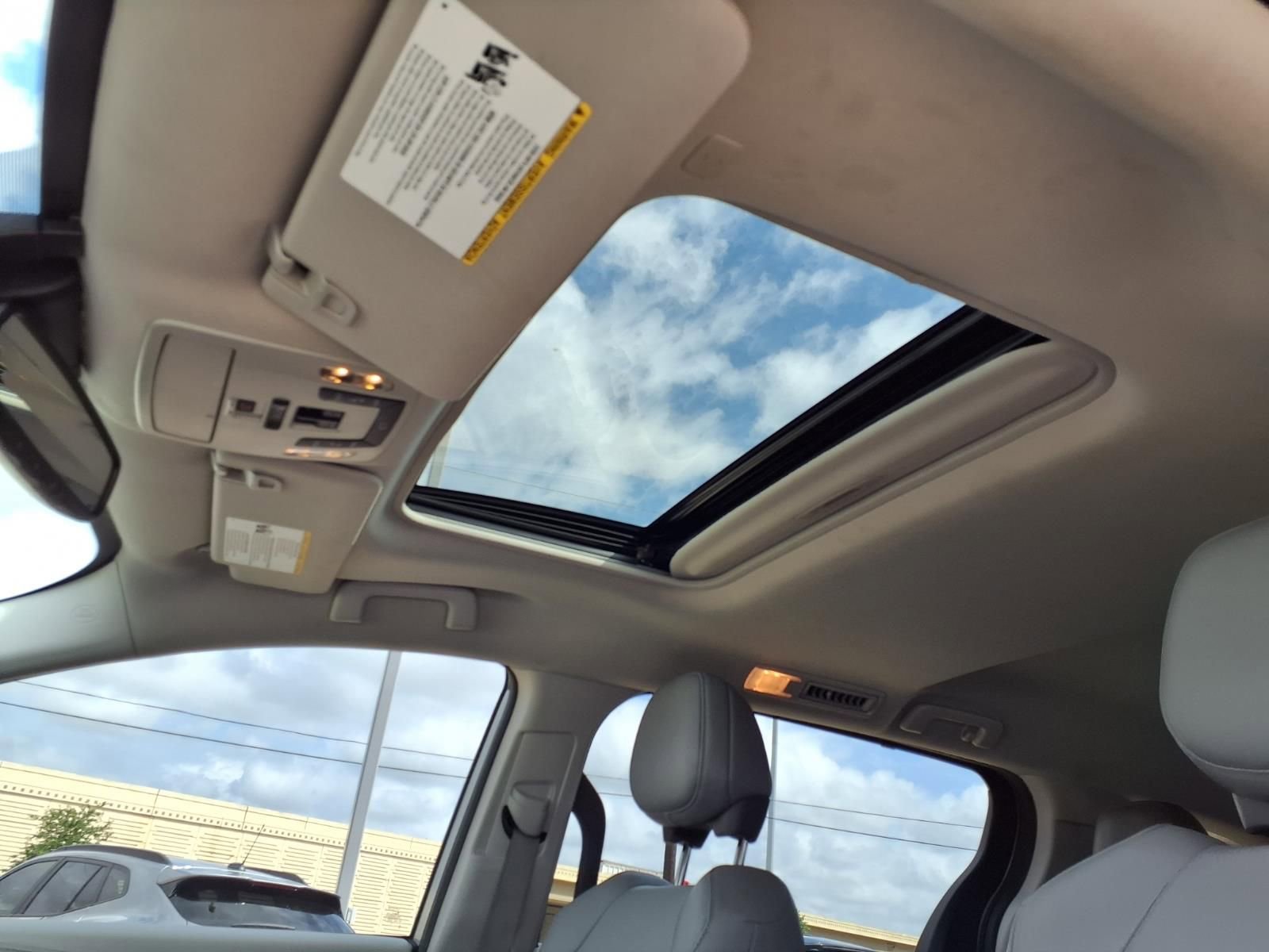 Used 2024 Toyota Sienna XLE FWD image 10