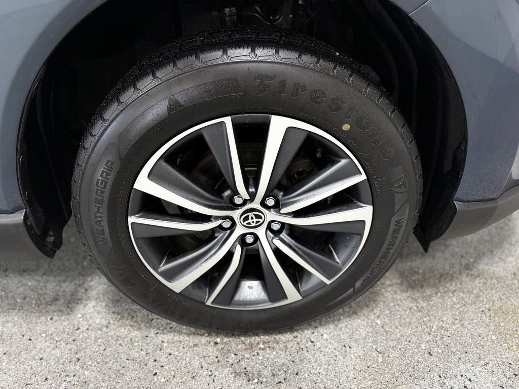 Used 2022 Toyota Venza LE image 31