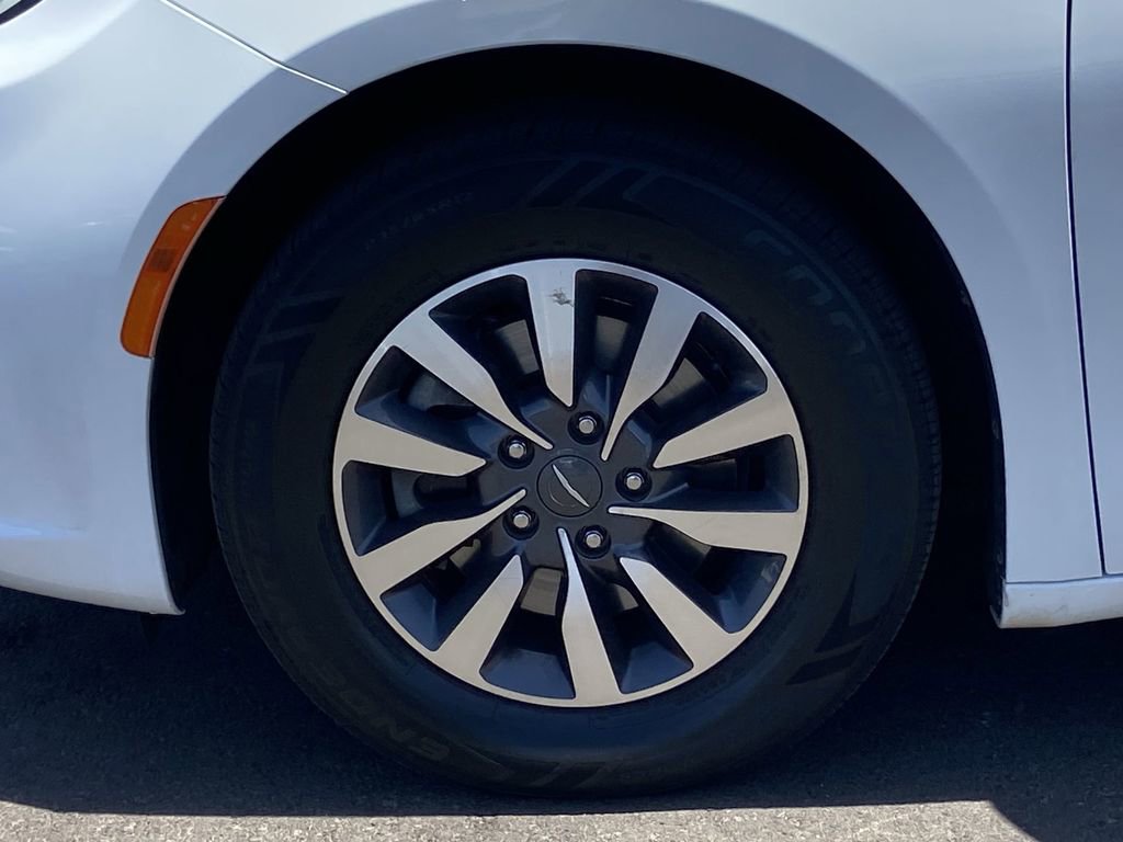 Used 2021 Chrysler Pacifica Touring-L FWD image 28