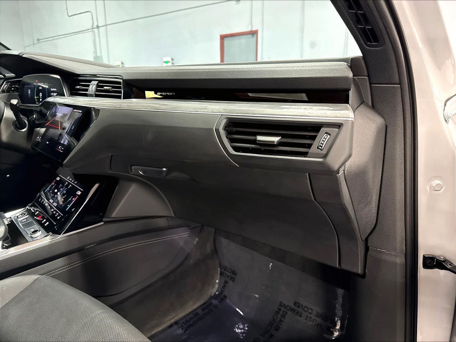 Used 2024 Audi Q8 e-tron Premium Plus w/ Premium Plus Package AWD/4WD image 17
