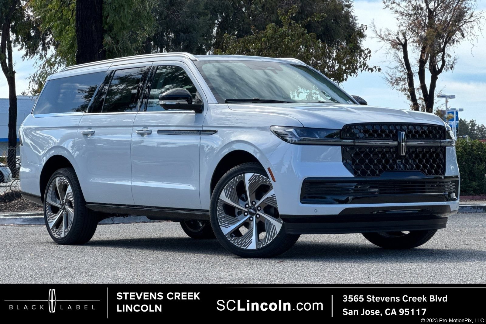 New 2026 Lincoln Navigator L Black Label AWD/4WD image 1